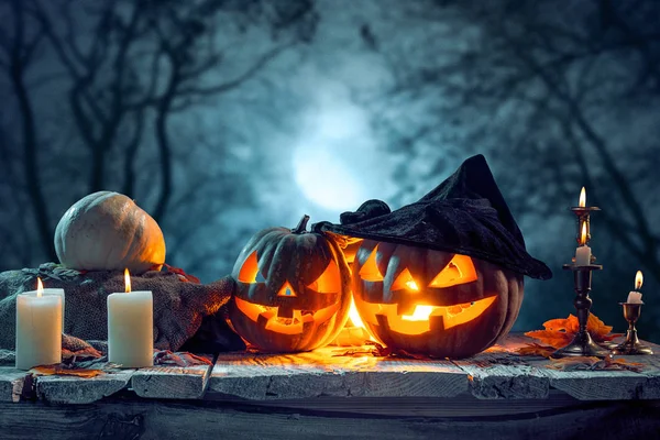 Halloweenpumpor på blå bakgrund — Stockfoto