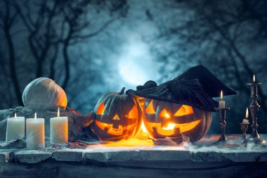 Halloween pumpkins mavi zemin üzerine