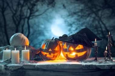Halloween pumpkins mavi zemin üzerine