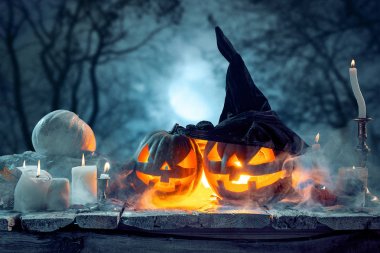 Halloween pumpkins mavi zemin üzerine