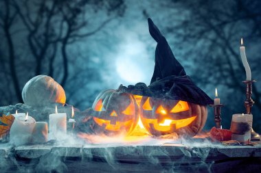 Halloween pumpkins mavi zemin üzerine