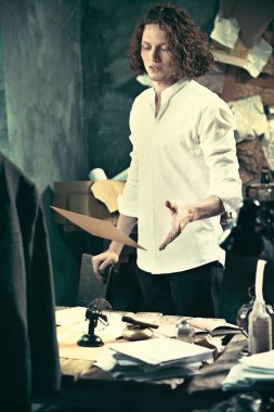 Yazar iş başında. Masanın ayakta ve zihninde bir şey yapma yakışıklı genç yazar