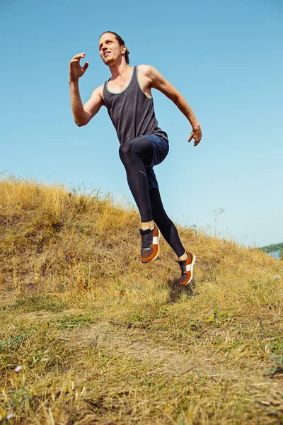 Desporto de corrida. Homem corredor sprint ao ar livre na natureza cênica. Ajuste a trilha de treinamento de atleta masculino muscular correndo para corrida de maratona. — Fotografia de Stock