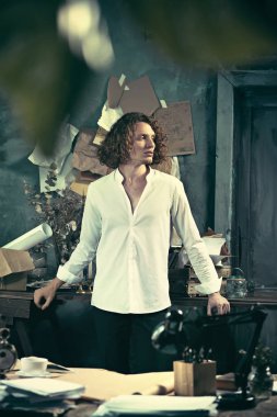 Yazar iş başında. Masanın ayakta ve zihninde evde bir şeyler yapma yakışıklı genç yazar