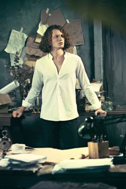 Yazar iş başında. Masanın ayakta ve zihninde bir şey yapma yakışıklı genç yazar