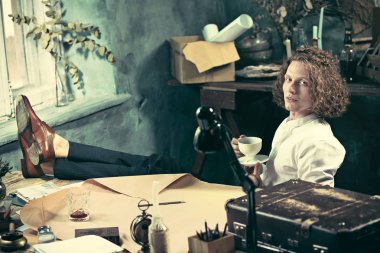 Ofisteki çizim masasında çalışan mimar