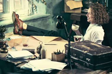 Mimar ofis veya ev tablo çizim çalışıyor. Stüdyo vurdu