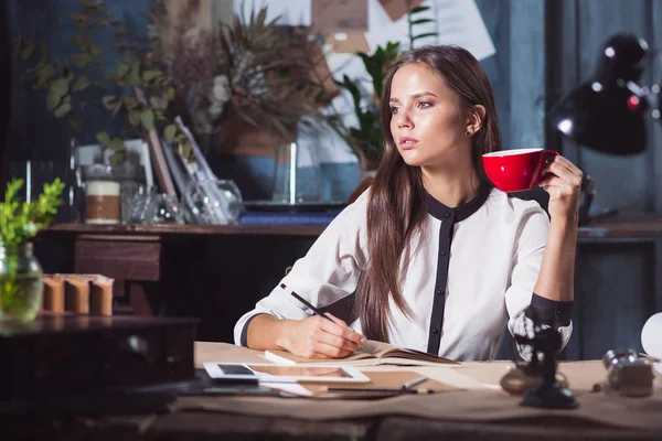 Молодая Красивая Женщина Работающая Чашкой Кофе Блокнотом Лофт Офисе — стоковое фото