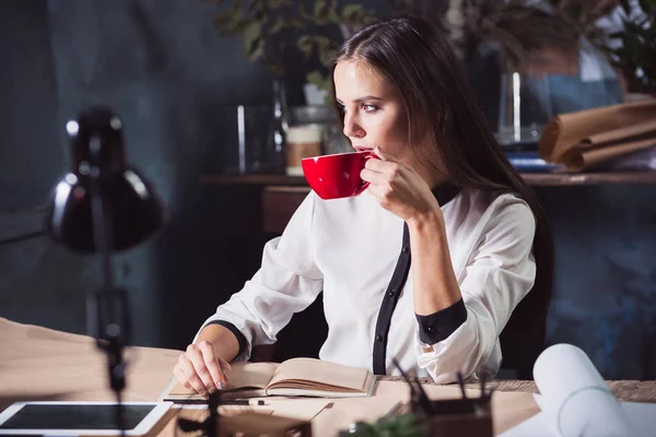 Молодая Красивая Женщина Работающая Чашкой Кофе Блокнотом Лофт Офисе — стоковое фото