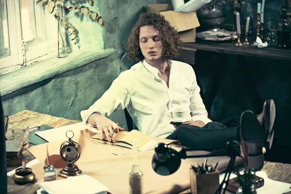 Mimar ofis veya ev tablo çizim çalışıyor. Stüdyo vurdu