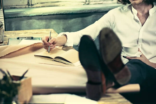 Arquitecto trabajando en mesa de dibujo en la oficina — Foto de Stock