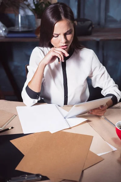 Joven hermosa mujer trabajando con una taza de café — Foto de Stock