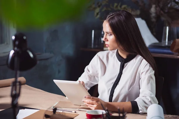 사업가 사무실에서 일하고 그녀의 노트북에 그녀의 나오는 회의의 사항을 로프트 — 스톡 사진