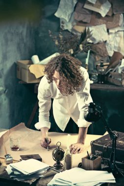 Ofisteki çizim masasında çalışan mimar