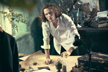 Ofisteki çizim masasında çalışan mimar