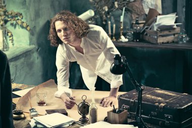 Ofisteki çizim masasında çalışan mimar