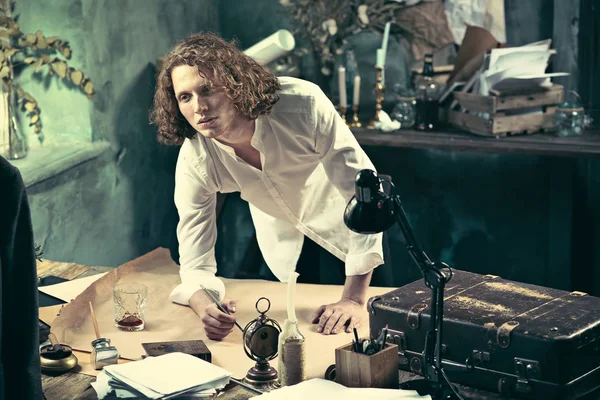 Ofisteki çizim masasında çalışan mimar