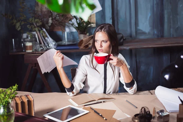 Портрет предпринимательницы, работающей в офисе — стоковое фото