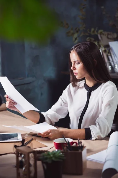 Retrato de una mujer de negocios que trabaja en la oficina — Foto de Stock