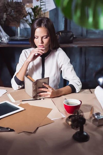 Joven hermosa mujer trabajando con una taza de café — Foto de Stock