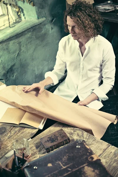 Ofisteki çizim masasında çalışan mimar