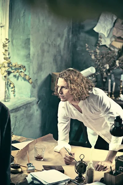 Ofisteki çizim masasında çalışan mimar