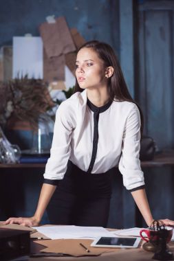 Ofisteki çizim masasında çalışan mimar