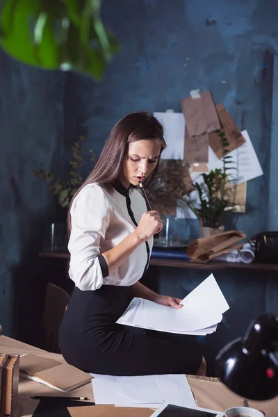 Retrato de una mujer de negocios que trabaja en la oficina — Foto de Stock