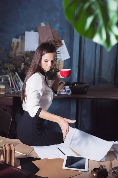 Joven hermosa mujer trabajando con una taza de café — Foto de Stock