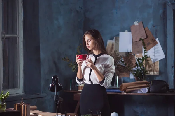 커피 한잔과 함께 작업 하는 젊은 아름 다운 여자 — 스톡 사진