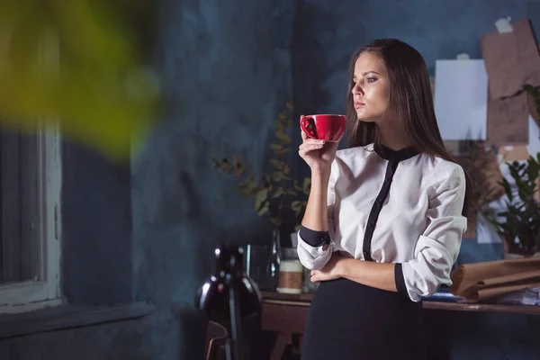 Joven hermosa mujer trabajando con una taza de café — Foto de Stock