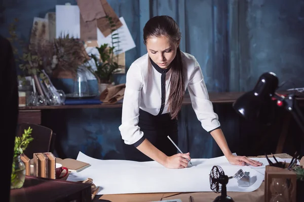 Arquitecto trabajando en mesa de dibujo en la oficina — Foto de Stock