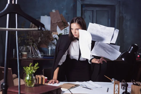 Joven mujer de negocios arrojando documentos a la cámara . — Foto de Stock