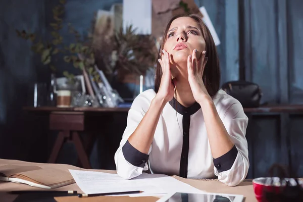 Mujer frustrada joven que trabaja en el escritorio de la oficina delante de la computadora portátil — Foto de Stock
