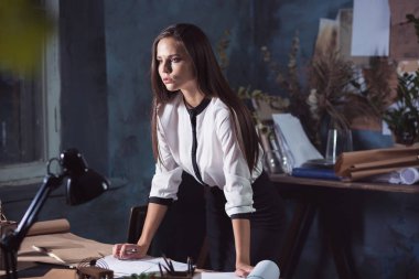 Ofisteki çizim masasında çalışan mimar