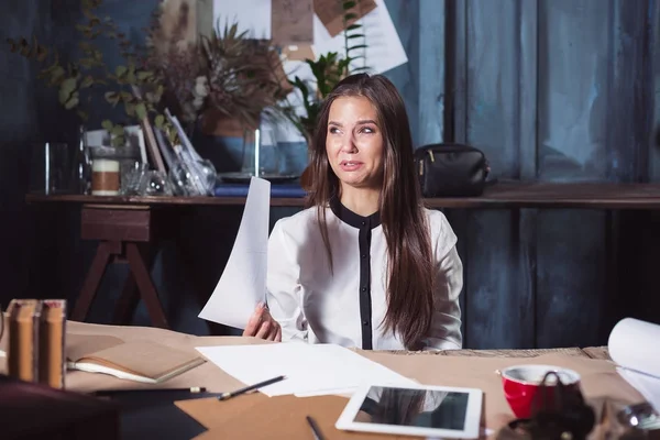 Ofis büro dizüstü bilgisayar önünde çalışan genç sinir bozucu kadın