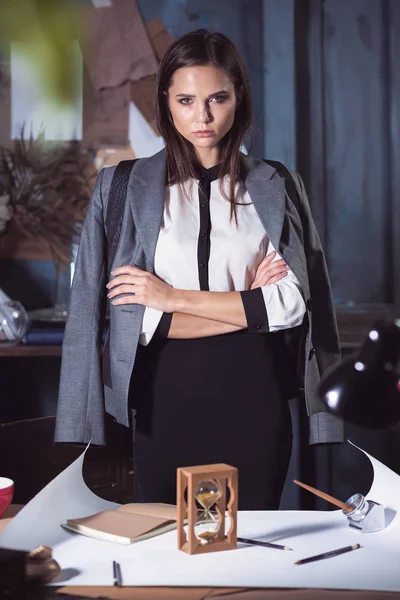 Ofisteki çizim masasında çalışan mimar