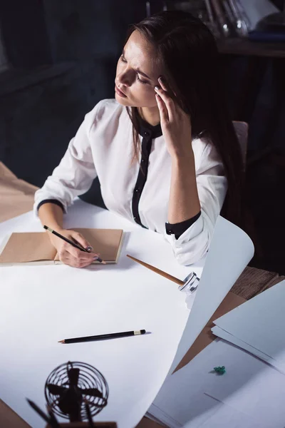 Arquitecto trabajando en mesa de dibujo en la oficina — Foto de Stock