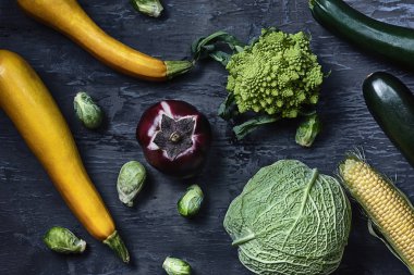 Ahşap masa organik sebze. Üstten Görünüm