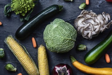 Ahşap masa organik sebze. Üstten Görünüm