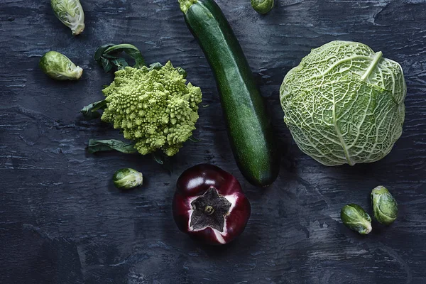 Ekologiska grönsaker på träbord. Ovanifrån — Stockfoto