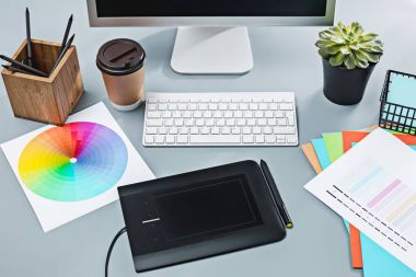 Laptop, boş levha, çiçek, dijital kalem ve tabla rötuş için pot ile not etmek ile gri Resepsiyon