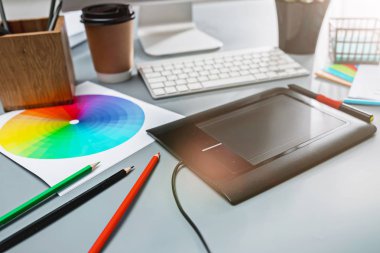 Laptop, boş levha, çiçek, dijital kalem ve tabla rötuş için pot ile not etmek ile gri Resepsiyon