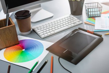 Laptop, boş levha, çiçek, dijital kalem ve tabla rötuş için pot ile not etmek ile gri Resepsiyon