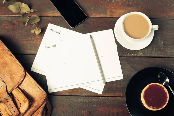 Geopende ambachtelijke papier envelop, herfstbladeren en koffie op de houten tafel — Stockfoto