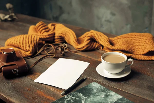 Відкритий ремісничий паперовий конверт, осіннє листя та кава на дерев'яному столі — стокове фото