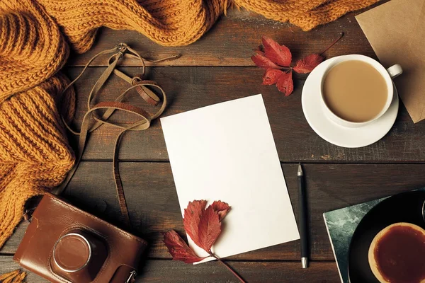 Відкритий ремісничий паперовий конверт, осіннє листя та кава на дерев'яному столі — стокове фото
