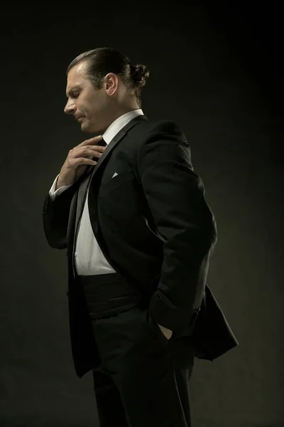Der attraktive Mann im schwarzen Anzug auf dunklem Hintergrund — Stockfoto
