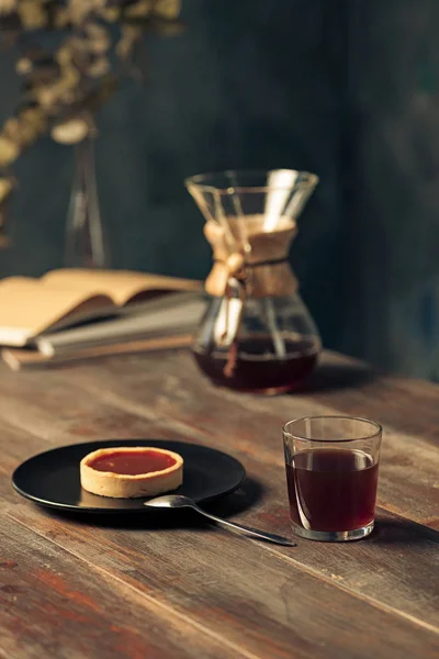 De taart op houten tafel — Stockfoto