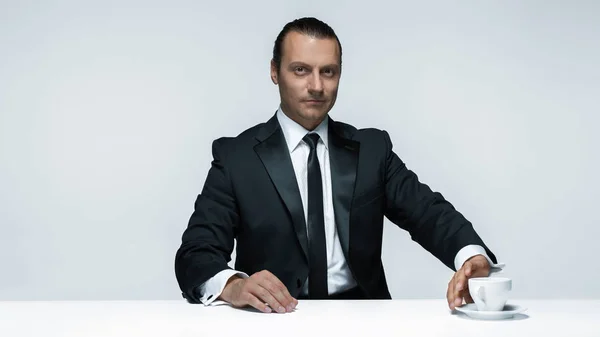 Der attraktive Mann im schwarzen Anzug auf weißem Hintergrund — Stockfoto